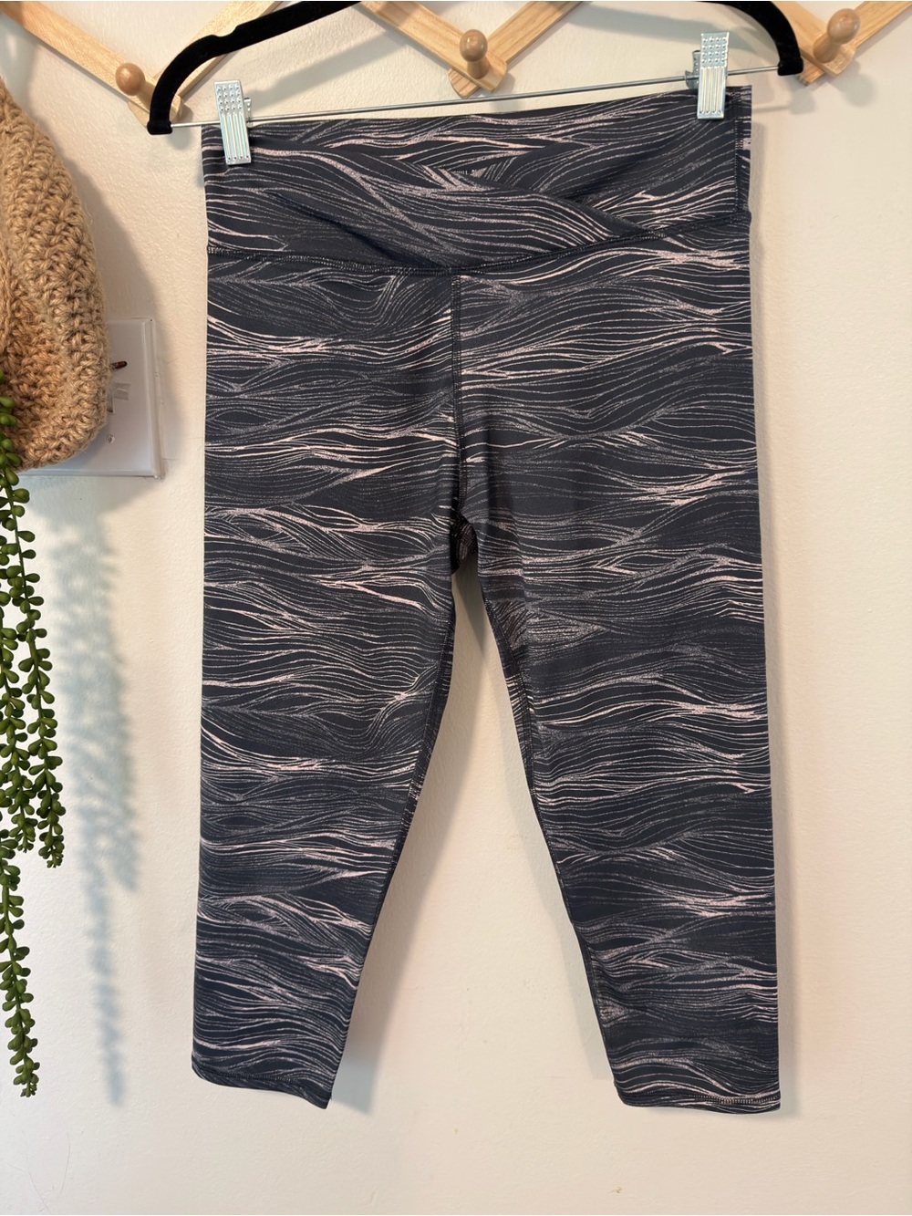aerie Kids Capri Leggings in Charcoal with Light Pink Wave Print